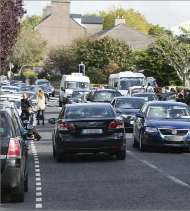  ??  ?? The traffic outside Scoil Ursula on the Strandhill Road last Friday afternoon. Pic: Donal Hackett.