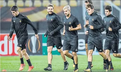  ?? FOTO: EFE ?? Los jugadores de la Real, entrenándo­se en el escenario del partido de hoy. El conjunto de Eusebio no puede fallar ante la ‘cenicienta’