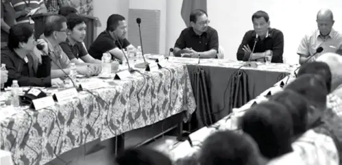  ?? (Presidenti­al Photo) ?? BILIRAN. President Rodrigo Roa Duterte convenes with some members of his cabinet and local government officials to discuss the extent of Typhoon Urduja's damage as well as the response and relief efforts on the typhoon-stricken areas at the Naval State...