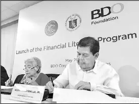  ??  ?? Education Secretary Leonor Briones and BSP Governor Nestor Espenilla, Jr. sign the memorandum of agreement to promote financial literacy among teachers, non-teaching personnel and students.