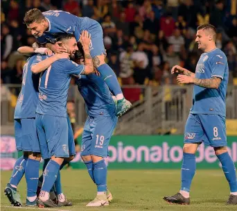  ?? LAPRESSE ?? Ciccio Caputo, col numero 11, festeggiat­o dopo il gol: l’Empoli è sempre più vicino alla Serie A