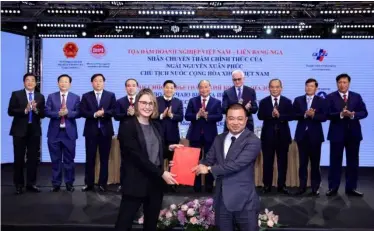  ?? VNA/ VNS Photo Thống Nhất ?? President Nguyễn Xuân Phúc witnessed the signing ceremony between Vietnamese and Russian firms at the Việt Nam-russia Business Forum held on Wednesday in Moscow, Russia.