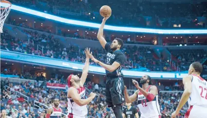  ??  ?? Karl-Anthony Towns se eleva para anotar un canasto como parte de sus 27 puntos anoche por Minnesota.