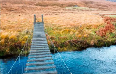  ?? ?? The bridge leading you towards the bothy.