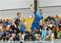  ?? Foto: Elmar Knöchel ?? Moritz Müller (am Ball) erwartet mit den Bobinger Handballer­n den BHC Königsbrun­n zum Derby.