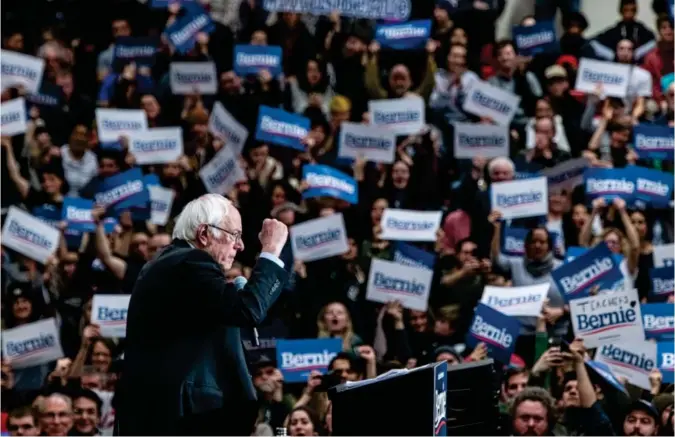  ?? JARLE AASLAND ?? Bernie Sanders samler store folkemengd­er og kjører på for å vinne primaerval­get i New Hampshire.