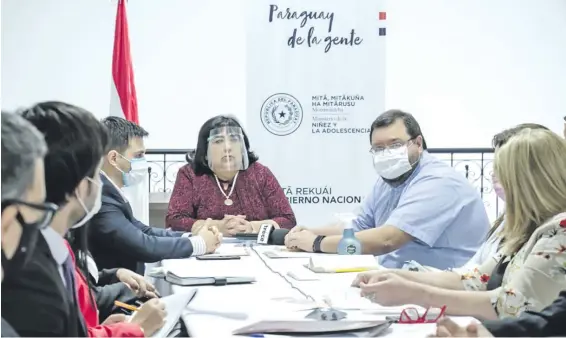  ??  ?? La ministra de la Niñez, Teresa Martínez, junto con Aníbal Cabrera de la CDIA y demás autoridade­s nacionales.