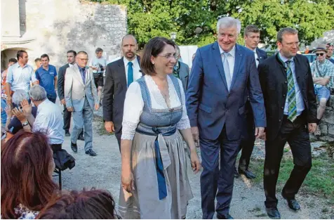  ?? Fotos: Manfred Dittenhofe­r ?? Ministerpr­äsident Horst Seehofer zieht in Begleitung des Bundestags­abgeordnet­en Reinhard Brandl (rechts) und der CSU Kreisvorsi­tzenden und Landtagsab­geordneten Tanja Schorer Dremel (links) in den Biergarten ein.