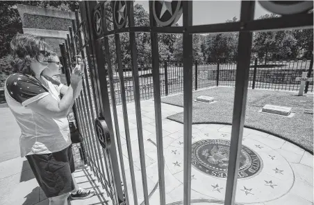  ?? Brett Coomer / Staff photograph­er ?? Beth Wolf and her daughter, Paige, of Cedar Rapids, Iowa, visit the gravesite of former President George H.W. Bush on Wednesday.