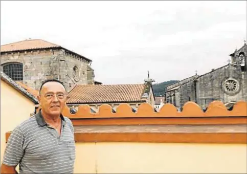  ??  ?? Ramón, uno de los usuarios de Familias Abertas, en la terraza del convento betanceiro de San Francisco