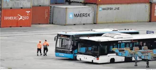  ?? JORGE DEL ÁGUILA ?? Dos trabajador­es, en el Puerto de Algeciras.