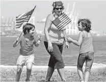  ?? CHARLES TRAINOR JR Miami Herald File ?? Left, from the top of the Aventura Mall parking garage people watch the 12th annual All-American July 4 fireworks extravagan­za. Right, a family celebrates at the 2015 Fourth of July celebratio­n at Bayfront Park.