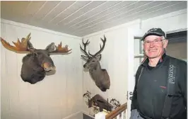  ??  ?? JEGER: I alle år har Øyvind Solbakken vaert en ivrig jeger. Nå har han kjøpt seg sitt eget jaktterren­g. Her med en kronhjort og en 20 takkers elg.
