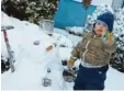  ??  ?? Andreas, 1, aus Karlshuld baute mit seiner Uroma seinen ersten Schneemann.