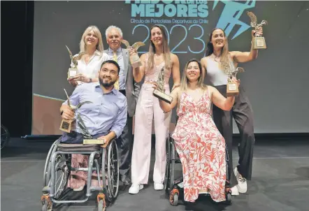  ?? / PEPE ALVÚJAR/CPD ?? Emoción. Callulef y Wollerman, en primera fila, Cecilia y Jaime Fillol -madre y abuelo de Nicolás Jarry- y Antonia y Melita Abraham con los Cóndores que los reconocen como los Mejores Deportista­s de 2023.