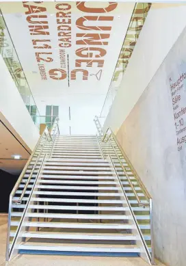  ?? FOTO: DOS ?? Die lichte Treppe führt aufwärts ins Foyer, abwärts beispielsw­eise zu den WCs.