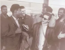  ?? STAXMUSEUM­OFAMERICAN­SOULMUSIC ?? Musicians Eddie Floyd, from left, Sam Moore, Steve Cropper, Otis Redding, Wayne Jackson and Arthur Conley are seen at an airport during their tour of Europe in 1967.