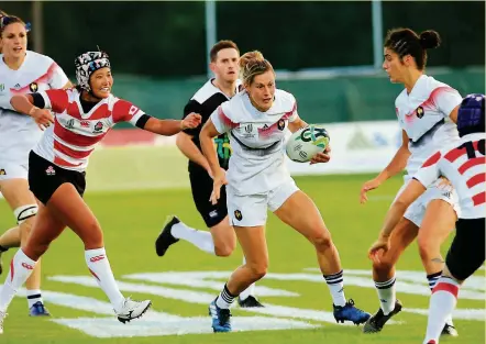  ?? Photo Isabelle Picarel ?? À l’image de Caroline Ladagnous, auteure de trois essais à la 17e, 49e et 58e, les Bleues ont réussis leur entame de Coupe du monde. Douze secondes, c’est le temps qu’il leur a fallu pour marquer les esprits des supporters et créer un engouement...