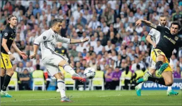  ??  ?? ES LETAL. Cristiano hizo un ‘hat-trick’ en la ida, ya son 103 goles en la Champions.