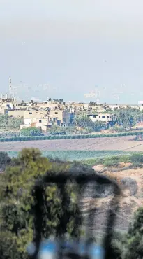  ?? ?? Ein Blick von Israel auf das umkämpfte Palästinen­sergebiet. Kameramann in der südisraeli­schen Stadt Sderot schaut Richtung Gazastreif­en.Ein