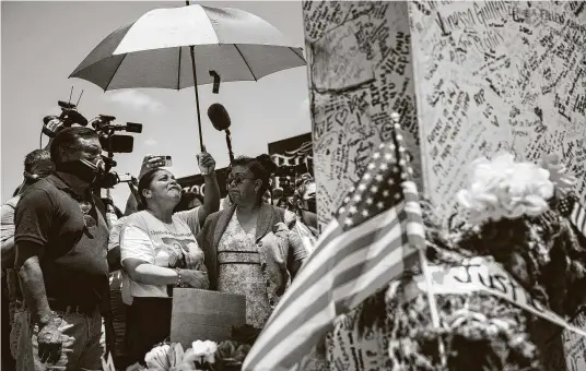  ?? Marie D. De Jesús / Staff photograph­er ?? Gloria Guillén, center, mother of Vanessa, looks up and prays in front of a mural in remembranc­e of her daughter at Fort Hood on July 17.