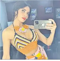  ?? ?? Pilar Rubio en un ‘selfie’ con uno de sus posados de moda.