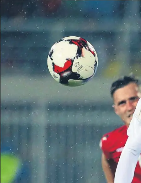  ??  ?? Gerard Piqué jugó con una camiseta de manga larga recortada en el partido del domingo en Albania