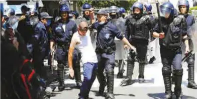  ??  ?? De nombreux manifestan­ts arrêtés par les forces de l’ordre et 44 hirakistes mis sous mandat de dépôt