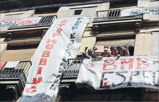  ?? ÀLEX GARCIA ?? Indignació­n ciudadana. Inquilinos del 106 de la calle Carme denuncian que los nuevos dueños les acosan para que se marchen