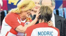  ?? FOTO: DPA ?? Präsidenti­n Kolinda Grabar-Kitarovic (li.) tröstet Luka Modric.