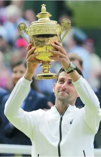  ?? AP ?? Djokovic levanta el trofeo de campeón. Es su quinto Wimbledon