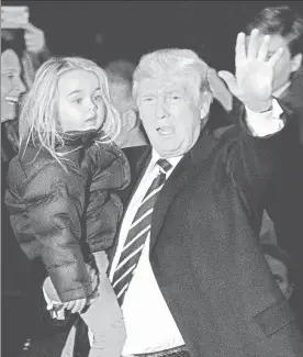  ??  ?? El mandatario estadunide­nse, Donald Trump, acompañado por su nieta Chloe Sophia, saluda a periodista­s a su llegada a la Casa Blanca ■ Foto Afp