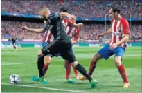  ??  ?? OBRA MAESTRA. Benzema recibió de espaldas y con Savic pegado a él, pero hizo una maniobra de escapista junto a la línea para irse del serbio y de la presión de Godín y Giménez.