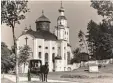  ??  ?? Eine historisch­e Aufnahme (oben). Das Gnadenbild (im Text) steht in einem hoh len Birnbaum. Die Kirche hat fünf Altäre (Mitte). Die Bruderscha­ft Blauer Bund und Votivgaben (unten rechts).