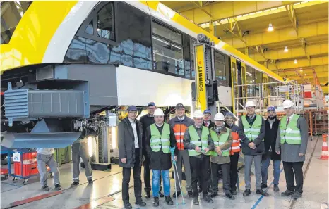  ?? FOTO: MINISTERIU­M FÜR VERKEHR ?? Eine Abordnung des baden-württember­gischen Verkehrsmi­nisteriums besichtigt die Produktion der neuen Züge für die Bodenseegü­rtelbahn bei Alstrom in Salzgitter.