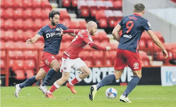  ?? Picture by FRANK REID ?? Striker Will Grigg closes down former Sunderland AFC player Jonny Williams. Charlton Athletic FC 0-0 Sunderland AFC EFL1 Valley Parade 03-10-2020.