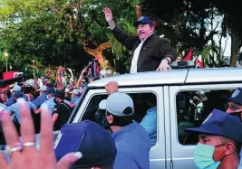  ?? AP ?? Daniel Ortega saluda a sus seguidores en el 42º aniversari­o de la revolución sandinista