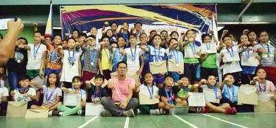  ??  ?? MASAYANG nakisalamu­ha si PSC Commission­er Arnold Agustin (gitna) sa mga batang kalahok sa pagtatapos ng 1st PSC Kabataan Iwas-Droga: Start on Sports nitong weekend sa Theresian School of Cavite sa Bacoor City.