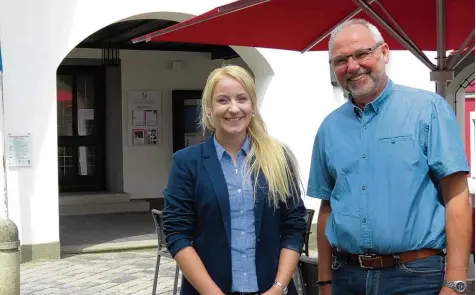  ?? Foto: Peter Bauer ?? Sie betreuen für das Fachbüro Cima das Krumbacher Projekt mit: Solveig Lüthje und Markus Jocher. Im Hintergrun­d ihr Büro im historisch­en Rathaus.