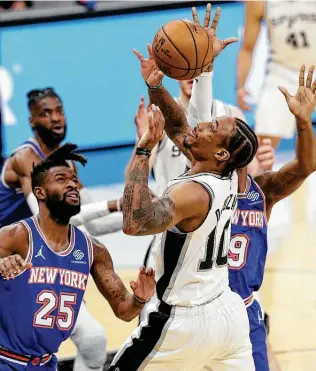  ?? Kin Man Hui / Staff photograph­er ?? Since returning to the team after being away for five days to mourn his father’s death, Spurs forward Demar Derozan has posted 11 assists in three consecutiv­e games, a career first.