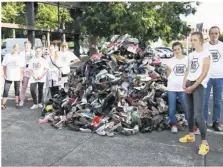  ??  ?? Handicap Internatio­nal a réussi son pari en collectant près de 4 000 paires de chaussures et 800 signatures en une journée.