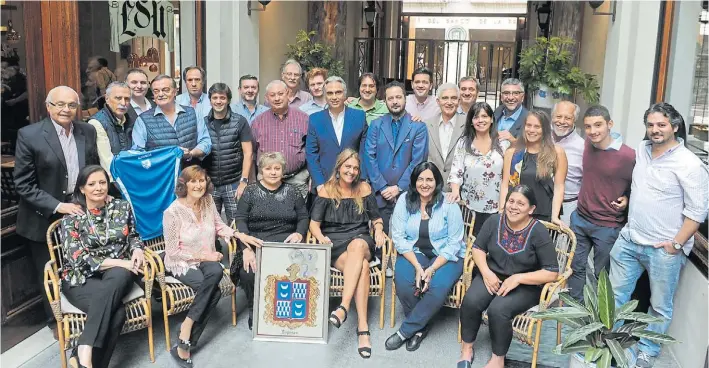  ?? G. RODRÍGUEZ ADAMI ?? Juntos. Lugones de varias provincias y hasta de Alemania llegaron a la reunión. Exhiben un escudo nobiliario y la camiseta del Club Atlético Lugones, de Asturias.