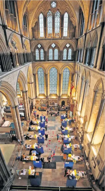  ??  ?? Die weltberühm­te Kathedrale von Salisbury wurde zum Impfzentru­m umfunktion­iert – ganz im Sinne des christlich­en Glaubens, betont der Domdekan.