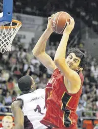  ?? EDUARDO NAVARRO ?? Shermadini coge un rebote frente al Baskonia.