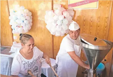  ?? Foto: Michael Trampert ?? Juan Manuel Page und Milagro Carizo bei der Zubereitun­g ihrer Churros.