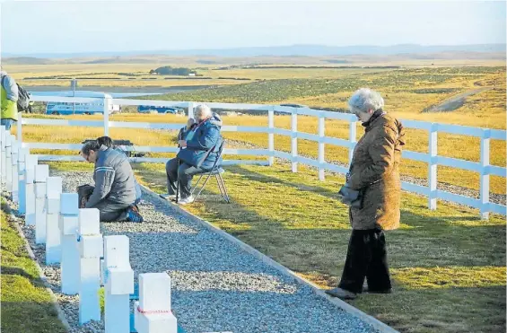  ??  ?? Visita. Raquel Beatriz García visitó el lunes 26 la tumba de su hijo en el cementerio de Darwin, en las Islas Malvinas.