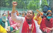  ?? ?? Members of KP community during a protest against the killing of Rajni Bala (right), in Srinagar on Tuesday. It’s a second targeted killing of a Hindu govt employee in less than a month.
WASEEM ANDRABI/HT