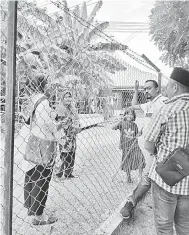  ??  ?? ADUAN: Asmawi (dua kanan) mendengar permasalah­an seorang ibu tunggal yang memohon bantuan rumah baharu.