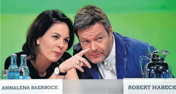  ?? TOBÍAS SCHWARZ / AFP ?? Los líderes verdes Annalena Baerbock y Robert Habeck, en el congreso del partido de finales del año pasado en Leipzig.