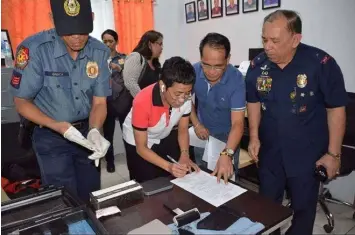  ??  ?? Rappler CEO Maria Ressa undergoes booking procedure after she was arrested Friday, March 29, 2019. (Photo courtesy of Eastern Police District)